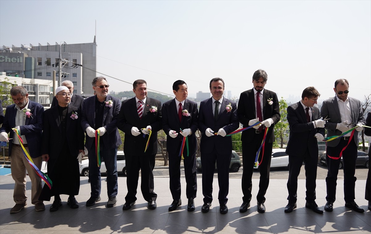 Güney Kore'deki Seul Merkez Cami'nin çini ve kaligrafi dekorasyonu Türkiye'nin Seul...