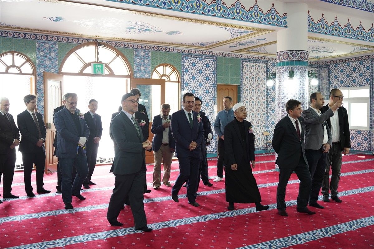 Güney Kore'deki Seul Merkez Cami'nin çini ve kaligrafi dekorasyonu Türkiye'nin Seul...