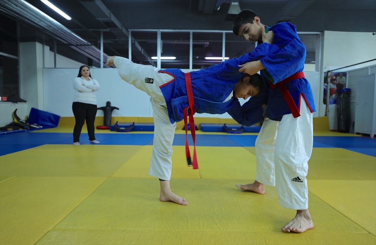 Gürcistan'da düzenlenen Avrupa Kuraş Şampiyonası'nda altın madalya kazanan Hakkarili kuraşçı...