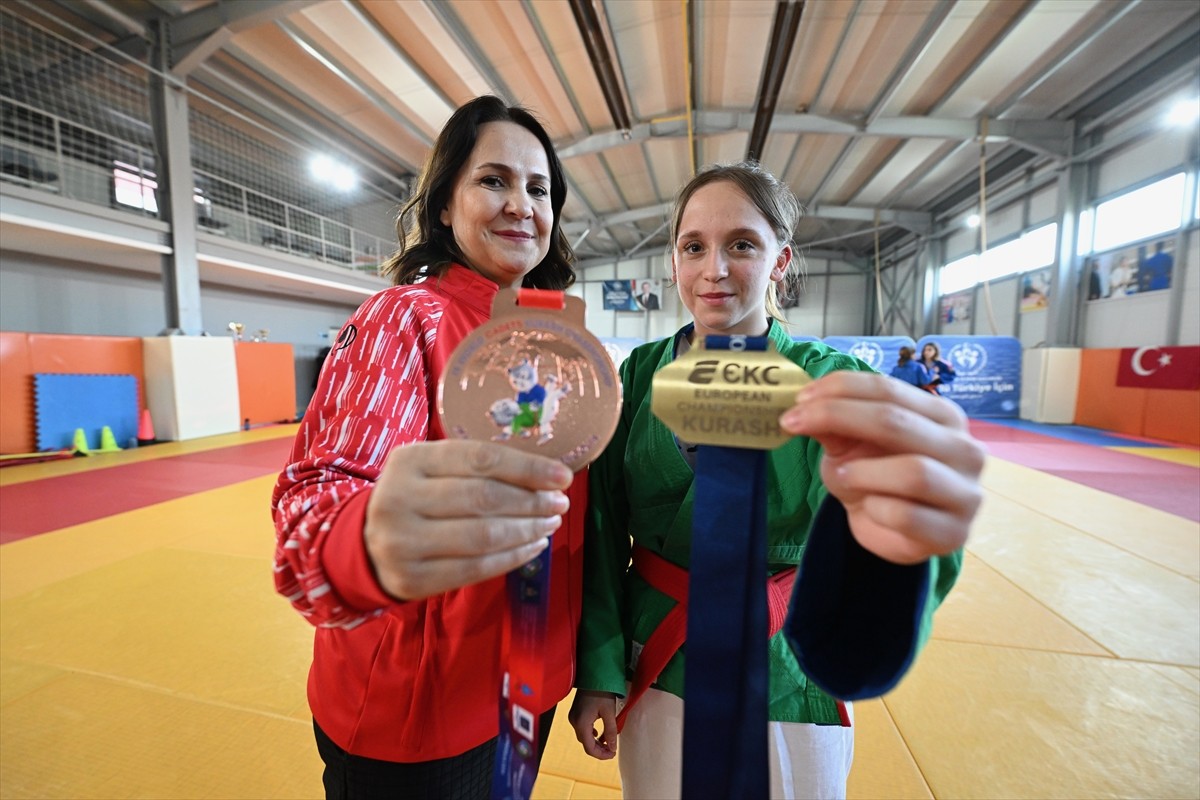 Gürcistan'da düzenlenen Kuraş Avrupa Şampiyonası'nda birinci olan 16 yaşındaki Ayşenaz Tosun...