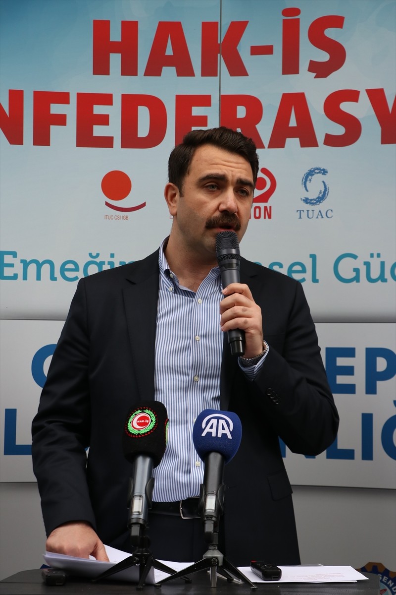 HAK-İŞ Genel Başkan Yardımcısı Mehmet Ali Kayabaşı (ortada), HAK-İŞ Gaziantep İl Başkanlığı önünde...