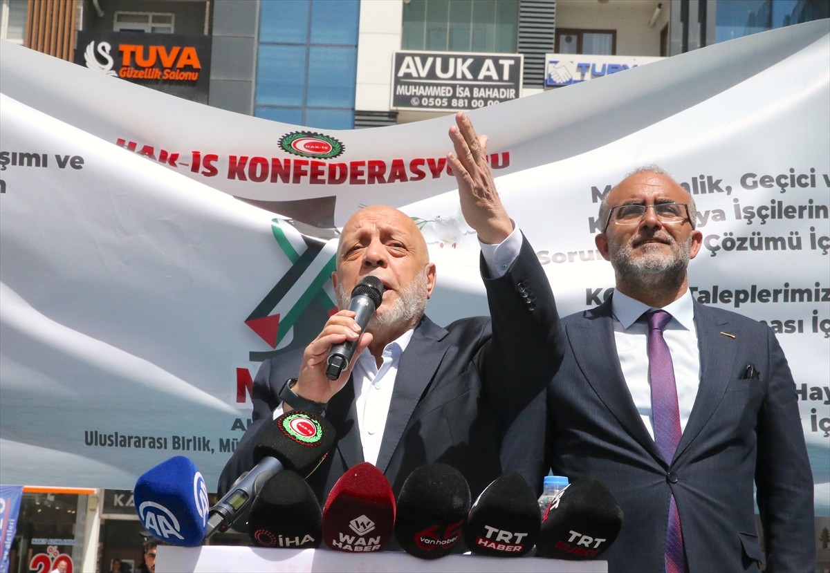 HAK-İŞ Genel Başkanı Mahmut Arslan (solda), Van'da bazı belediyelerde görevlerine son verilen...