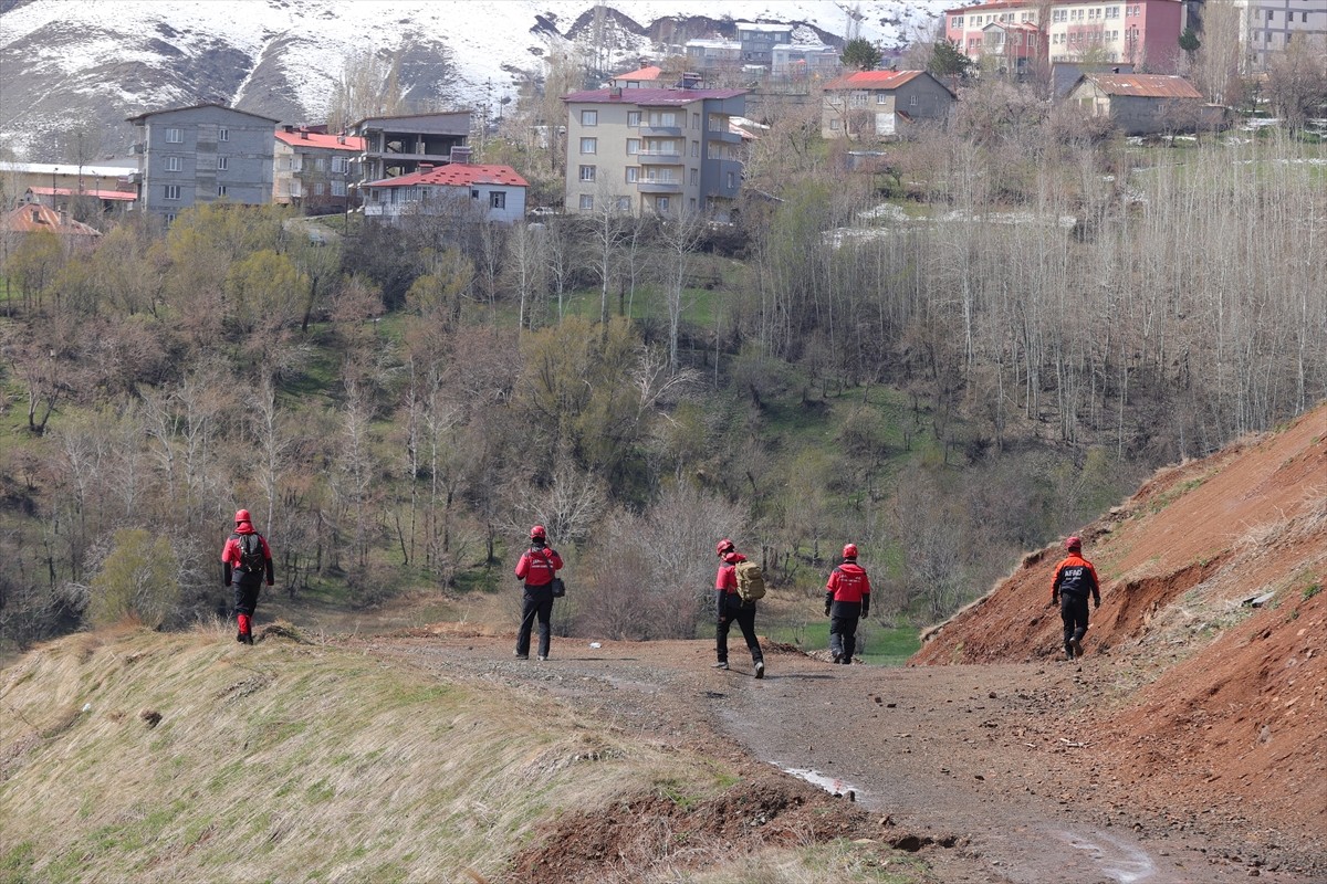 Hakkari'de kaybolan 55 yaşındaki kadını arama çalışmaları devam ediyor. AFAD, Jandarma Arama...