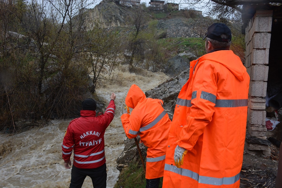Hakkari'de kaybolan 60 yaşındaki kadın için Katramas Deresi ve çevresinde arama çalışmaları...
