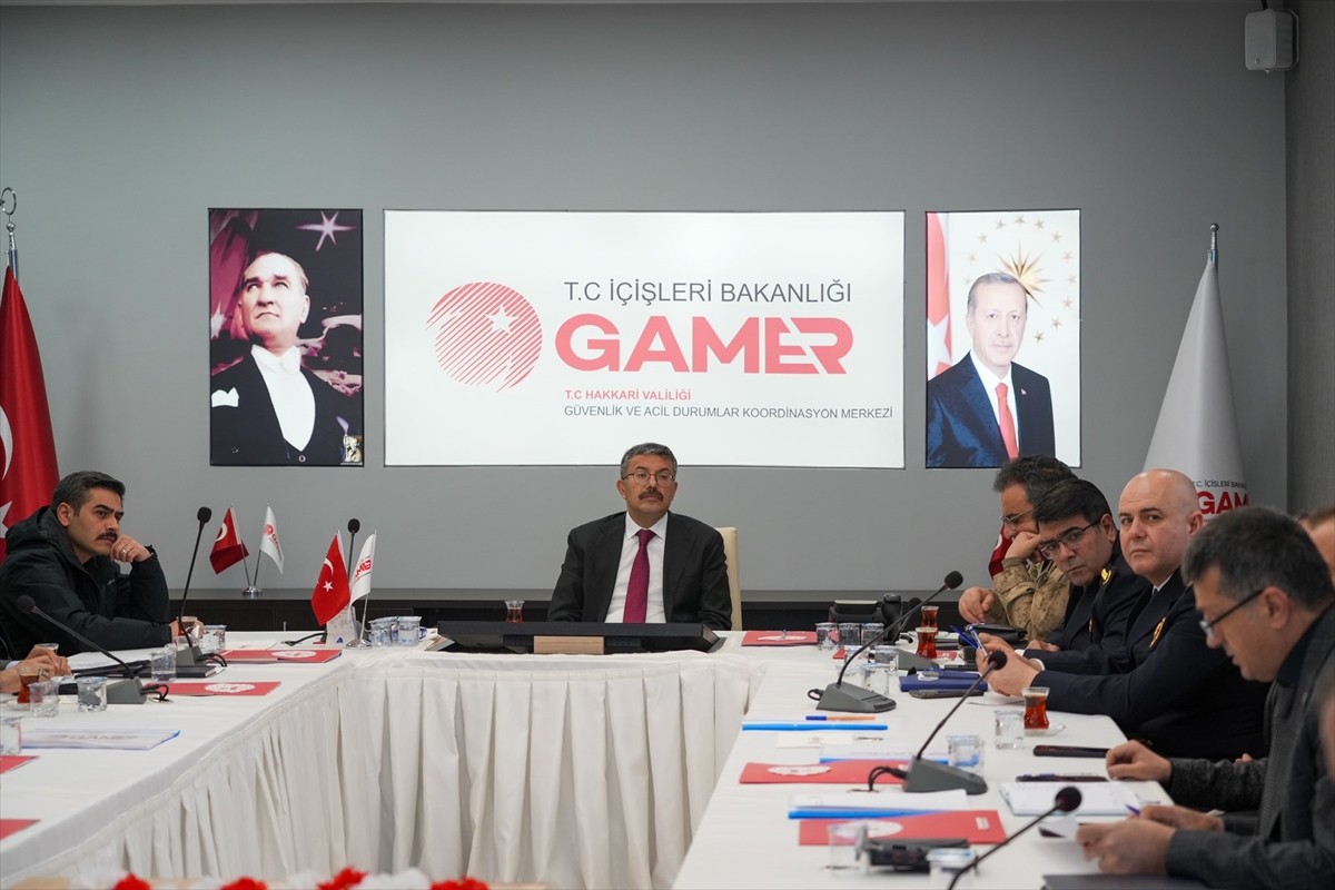 Hakkari'de şiddetli rüzgar nedeniyle 93 çatı zarar gördü, sağanak sonucu 3 noktada sel meydana...