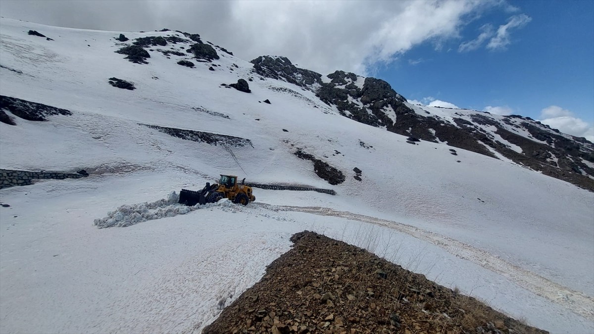 Hakkari'nin Şemdinli ilçesinde ekipler, karla kaplı üs bölgesi yolunun açılması için çalışma...