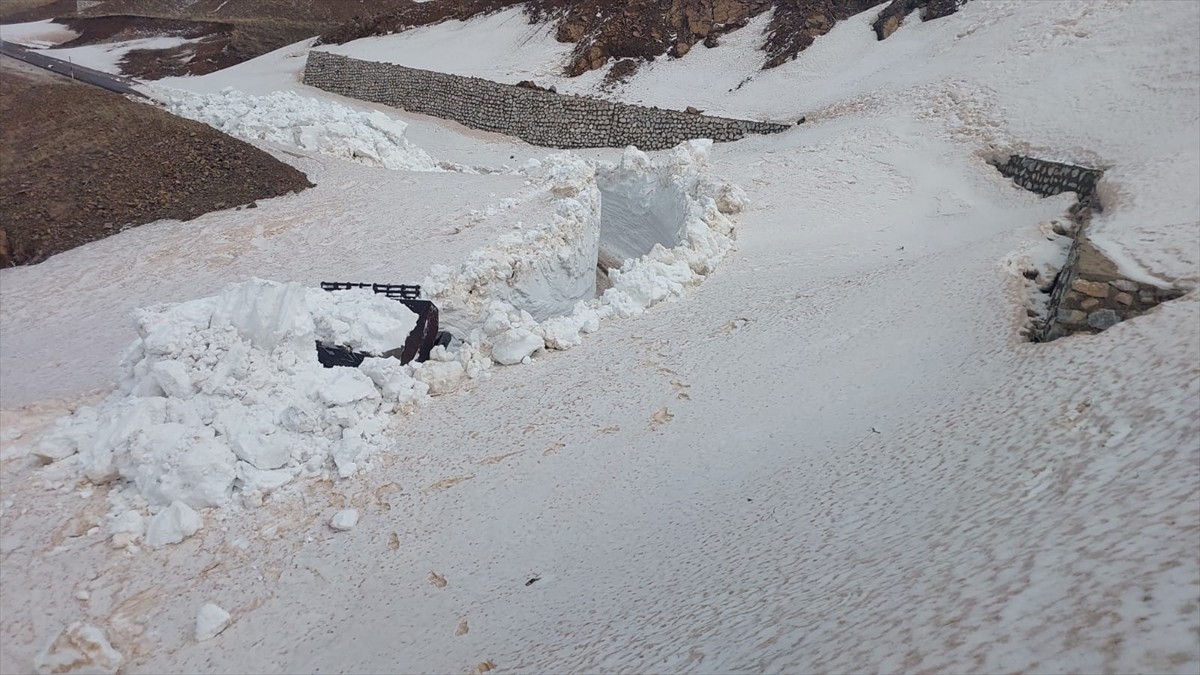 Hakkari'nin Şemdinli ilçesinde ekipler, karla kaplı üs bölgesi yolunun açılması için çalışma...