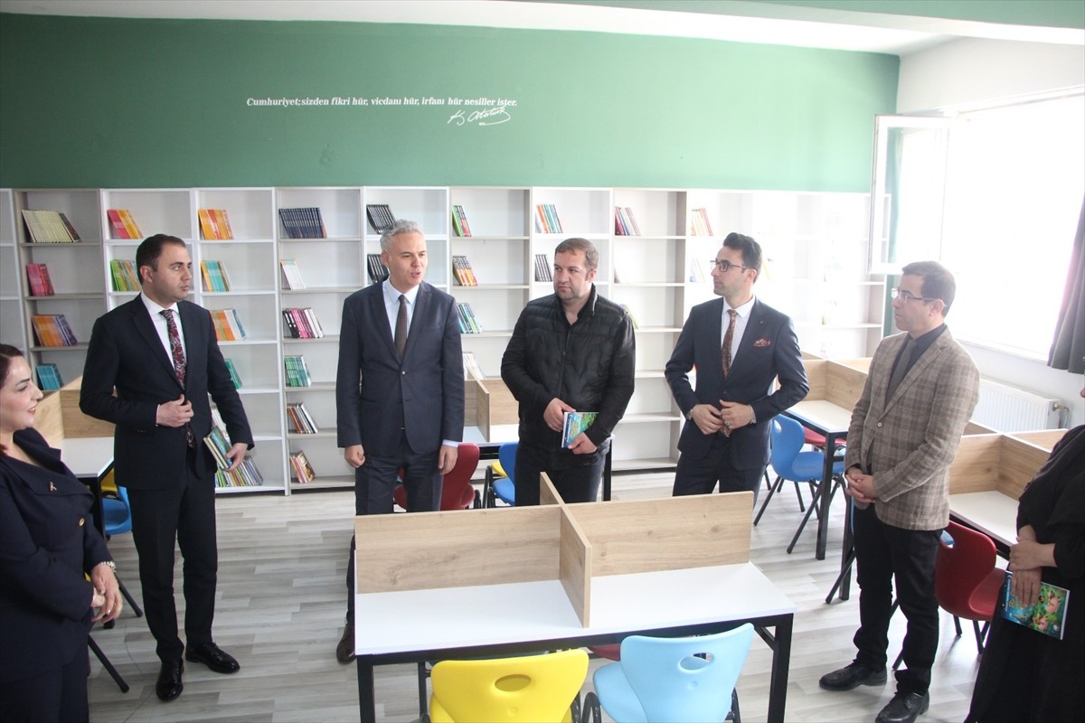 Hakkari'nin Yüksekova ilçesinde sahipsiz köpeklerin saldırısında hayatını kaybeden 12 yaşındaki...