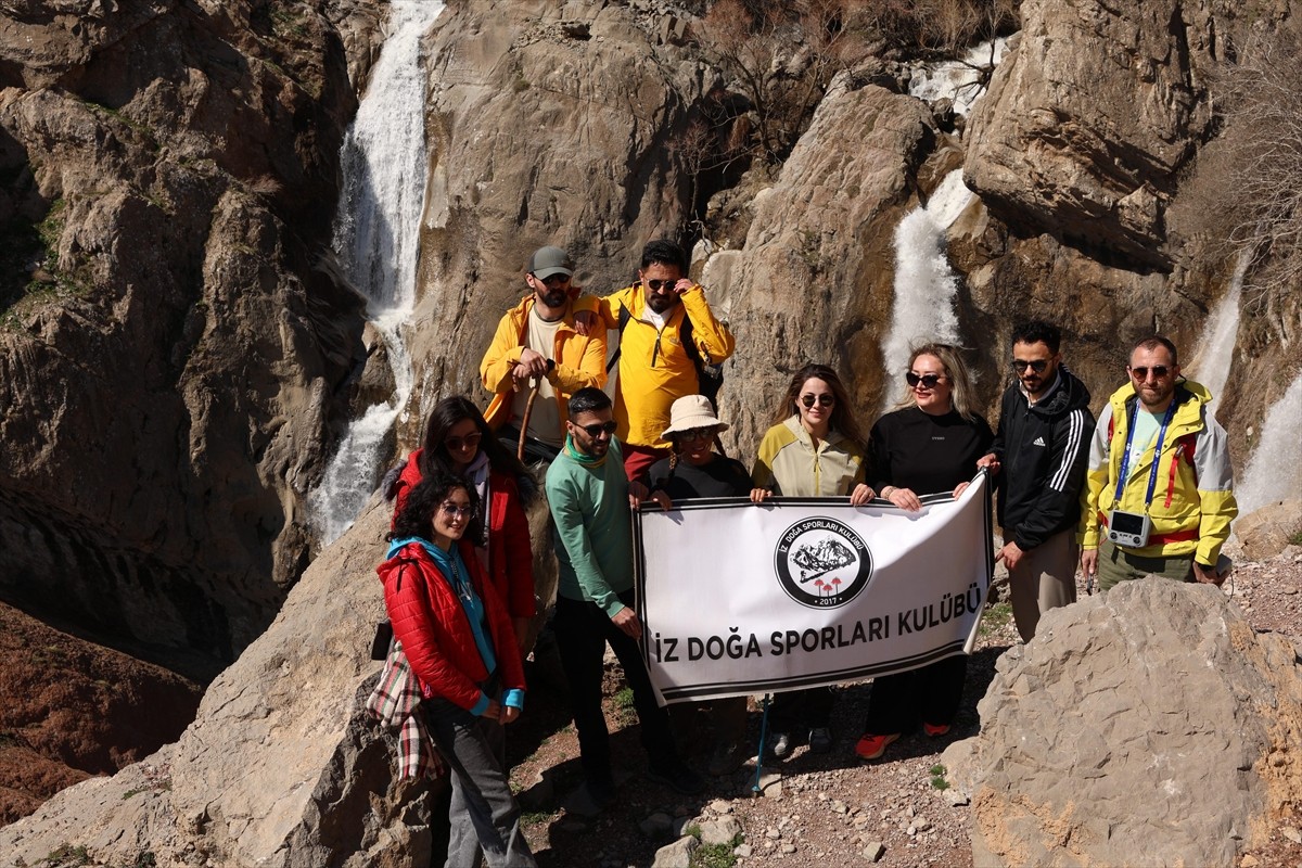 Hakkari'nin Yüksekova ilçesindeki doğaseverler, ilçede faaliyet yürüten İz Doğa Sporları Kulübü...