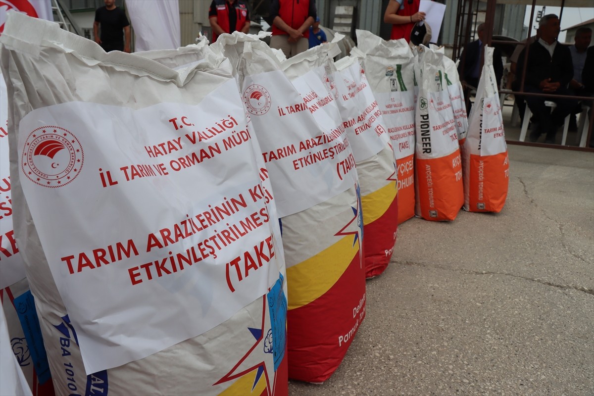 Hatay'da 6 Şubat 2023'teki depremlerden etkilenen çiftçilere, pamuk, soya ve ayçiçeği tohumu ile...