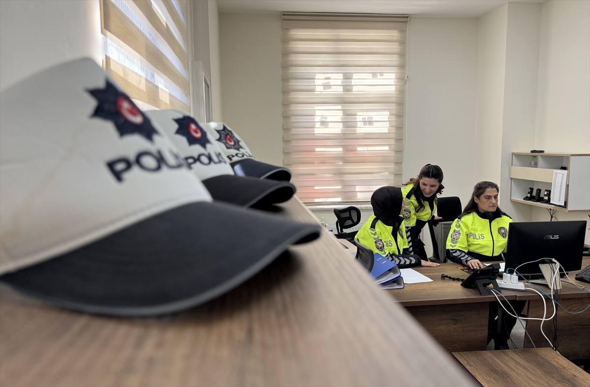 Hatay'da trafik polisleri Kadriye Sarışık, Fatma Özüdoğru ve Sema Erkan Akarsu, 6 Şubat 2023'teki...