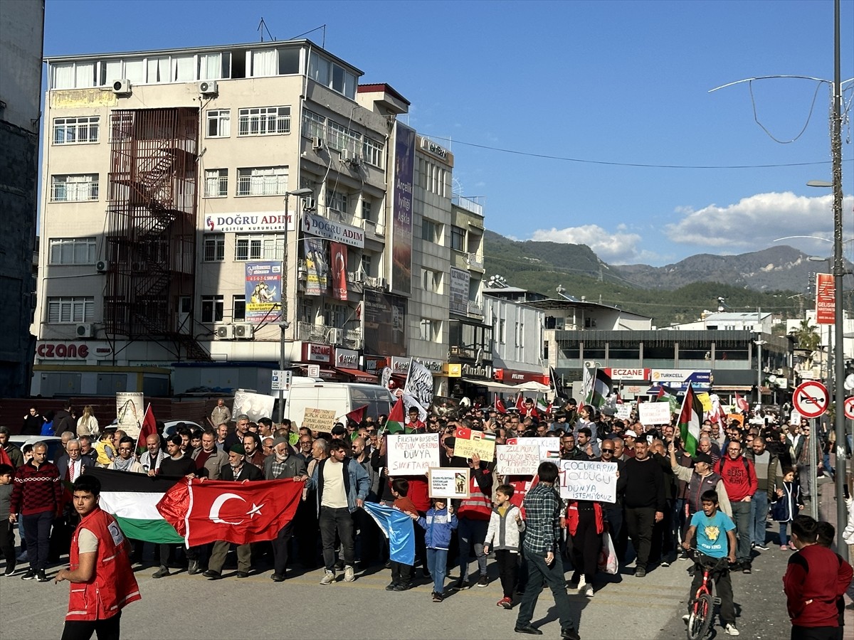 Hatay'ın Dörtyol ilçesinde, İsrail'in Gazze'ye saldırılarını protesto etmek için yürüyüş...