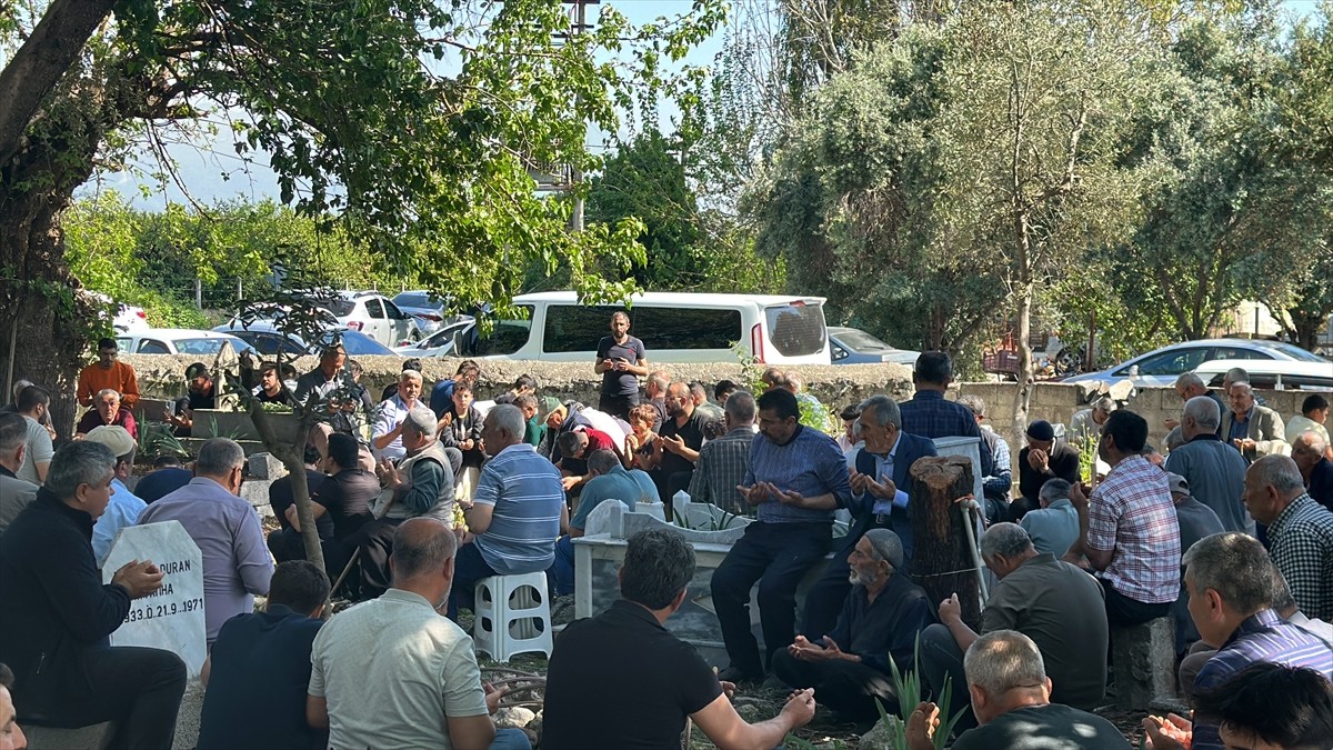 Hatay'ın Dörtyol ilçesinde, tartıştığı eşi tarafından baltayla öldürülen kadının cenazesi toprağa...