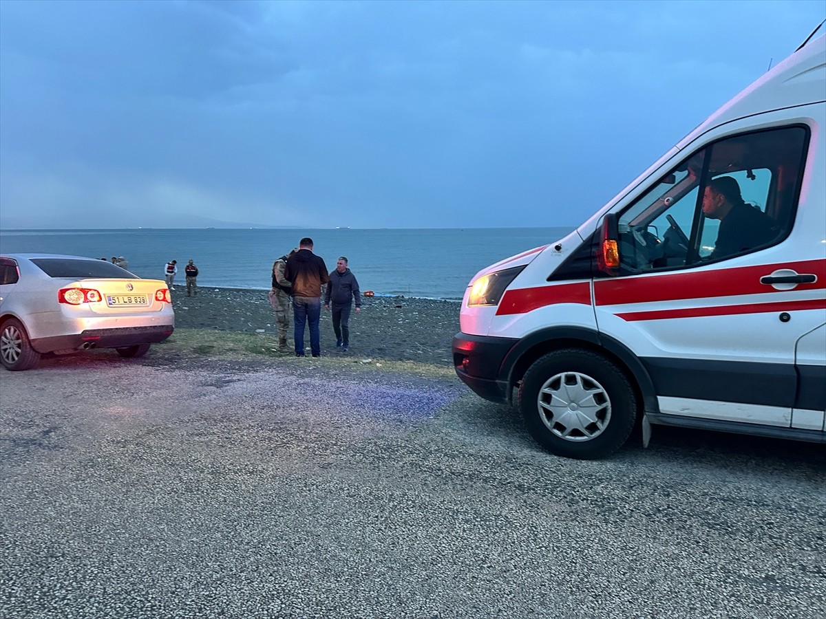 Hatay'ın Dörtyol ilçesinde tartıştığı kadını tabancayla öldüren kişi, aynı silahla intihar etti....