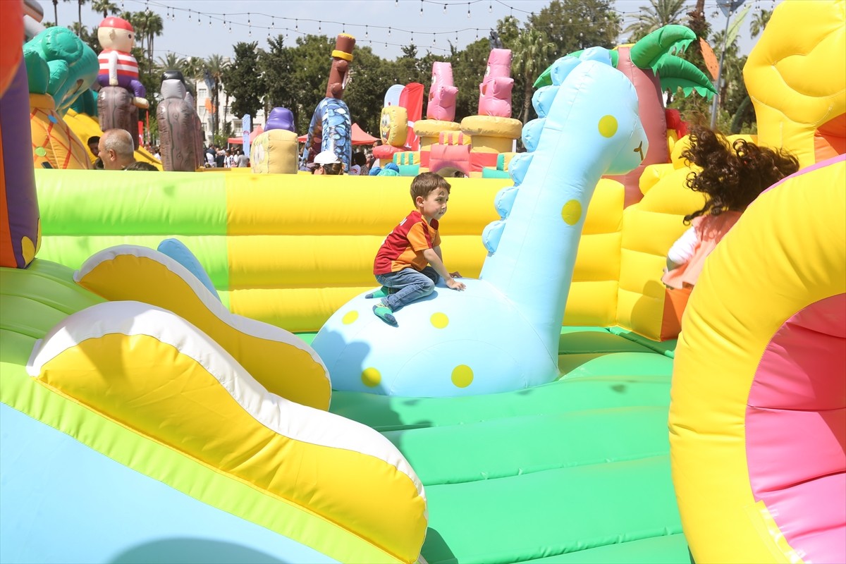 Hatay'ın İskenderun ilçesinde, 23 Nisan Ulusal Egemenlik ve Çocuk Bayramı dolayısıyla Çevre...