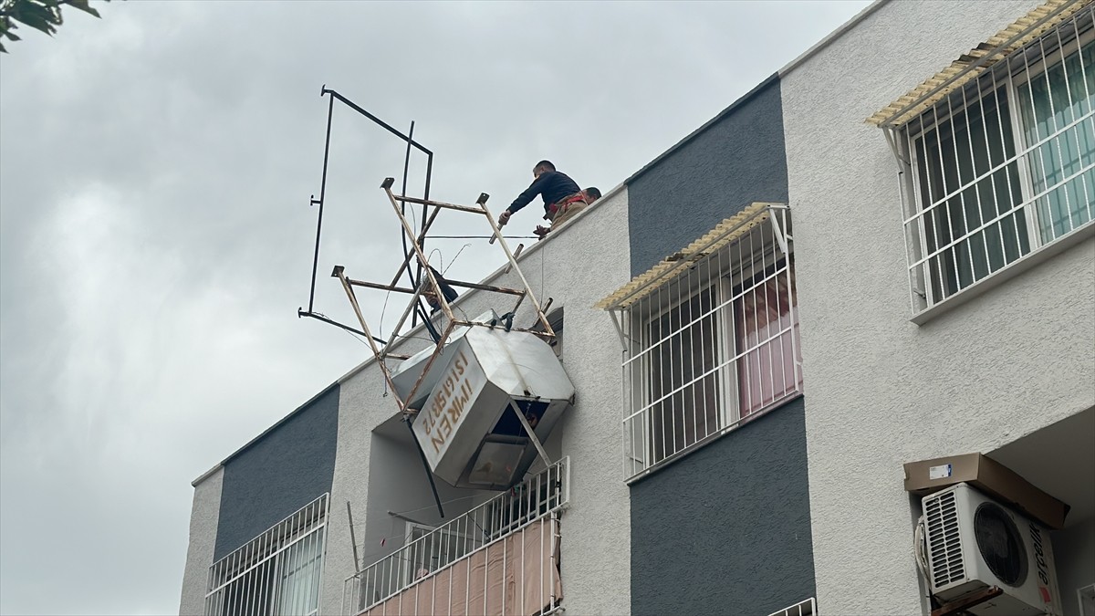 Hatay'ın İskenderun ve Dörtyol ilçelerinde fırtına nedeniyle bazı binaların çatısı uçtu, bir...