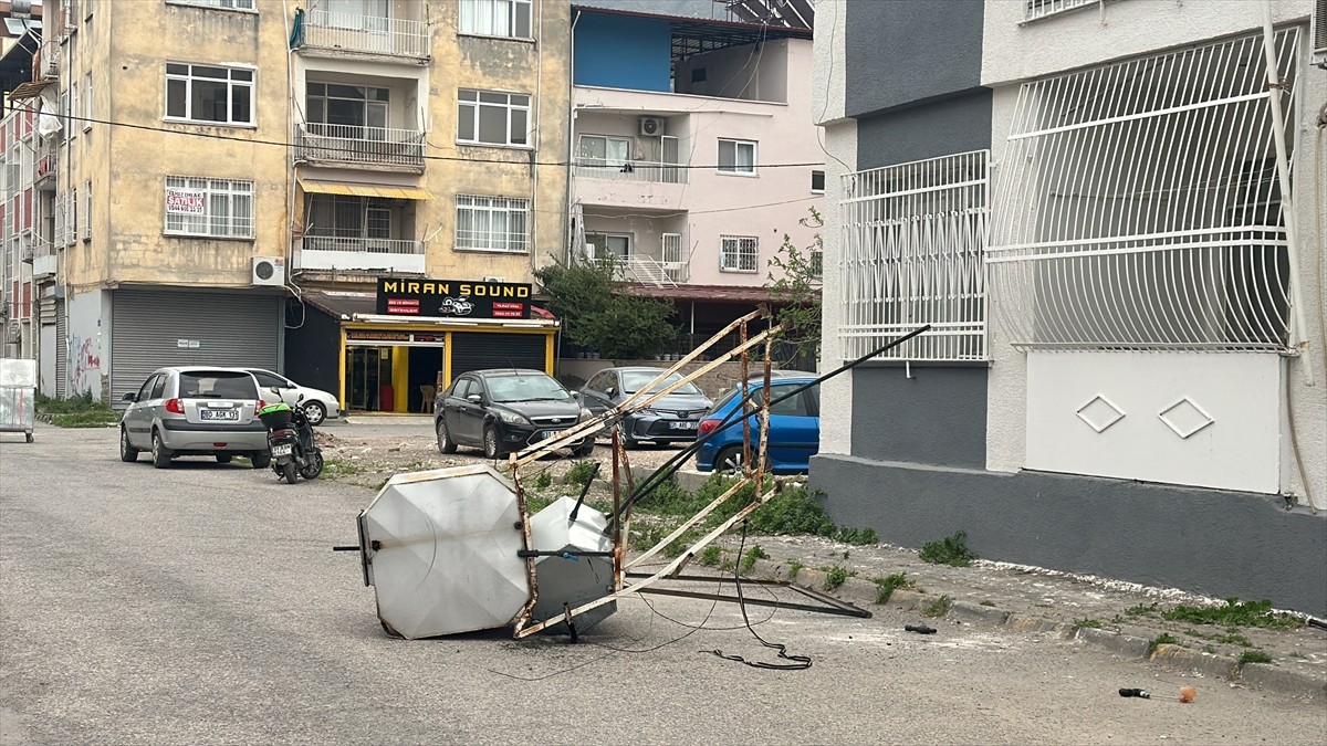 Hatay'ın İskenderun ve Dörtyol ilçelerinde fırtına nedeniyle bazı binaların çatısı uçtu, bir...