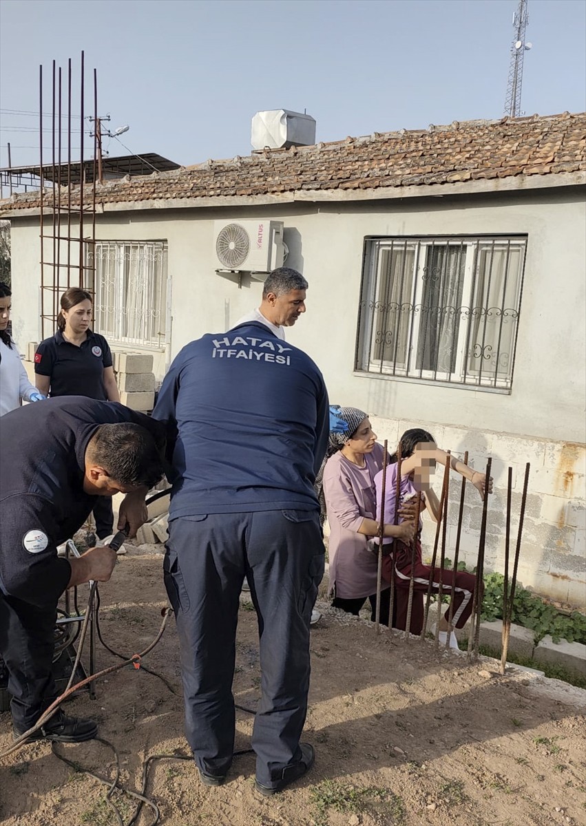 Hatay'ın Kumlu ilçesinde koluna inşaat demiri batan çocuk, itfaiye ekiplerince kurtarıldı.