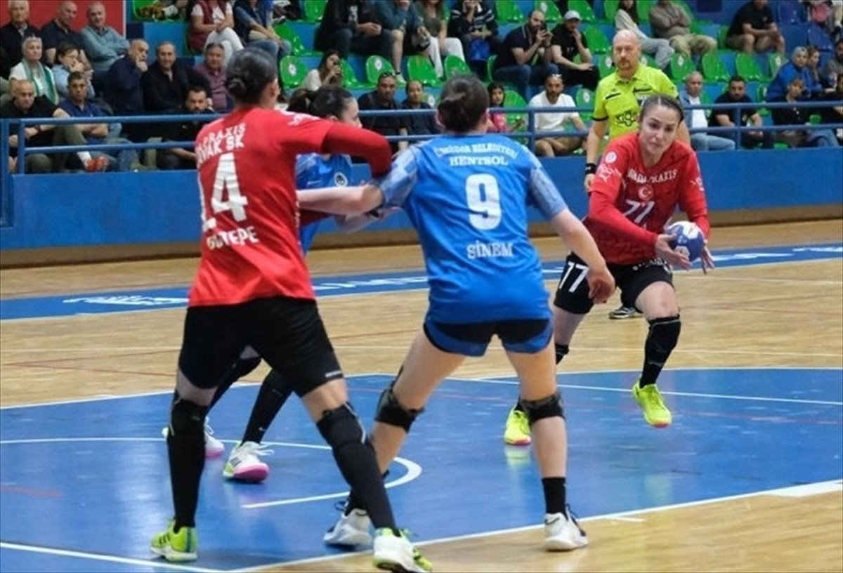 Hentbol Kadınlar Süper Lig play-off 1-4 etabında Armada Praxis Yalıkavak ile Üsküdar Belediyespor...
