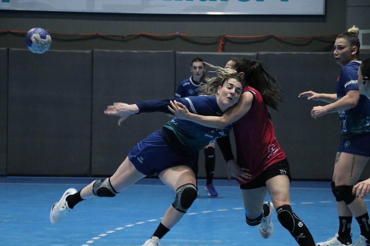 Hentbol Kadınlar Süper Ligi play-off 1-4 etabında Adasokağı ile Bursa Büyükşehir Belediyespor...