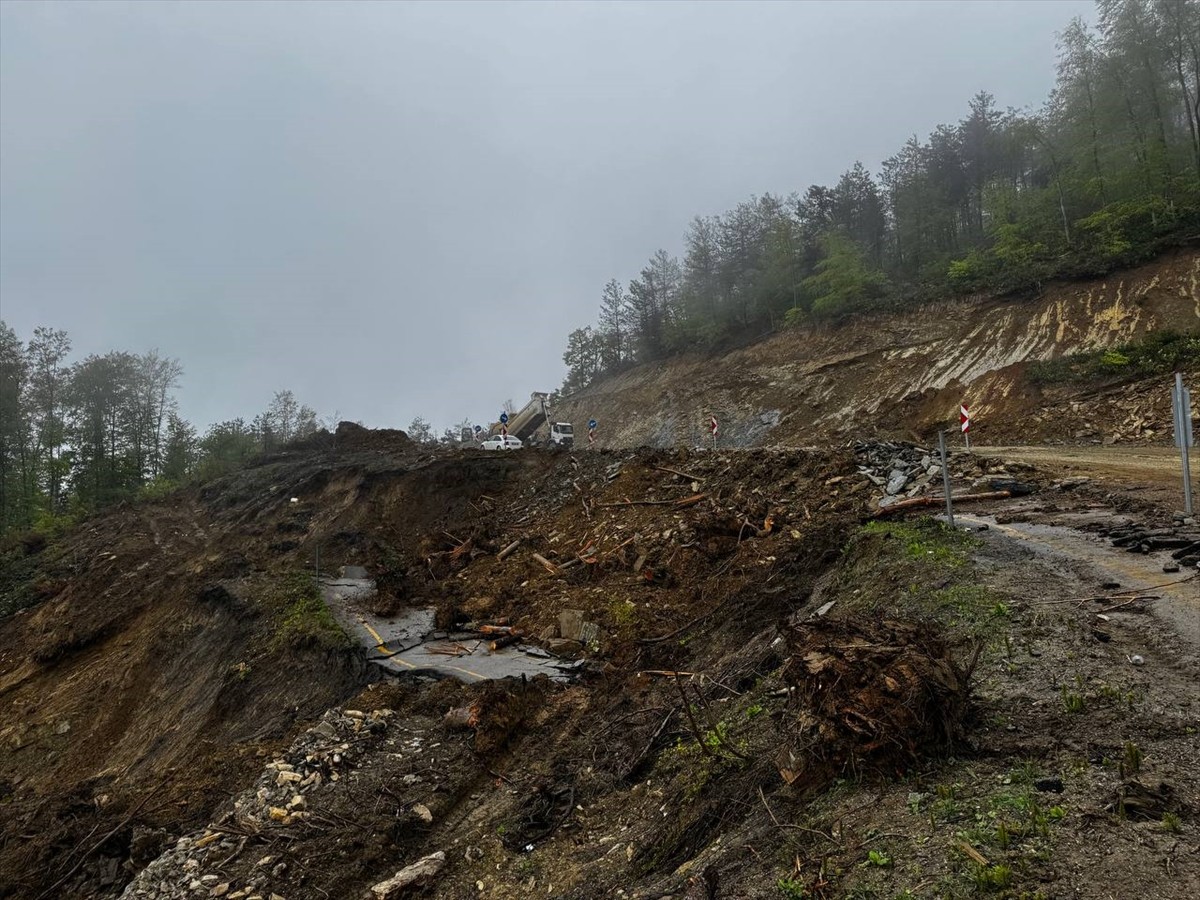 Heyelan nedeniyle kapanan Kastamonu-Çatalzeytin kara yolunda çalışmalar devam ediyor.