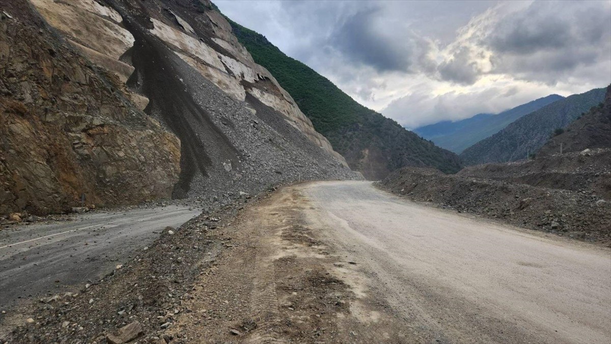 Heyelan nedeniyle ulaşımın tek şeritten kontrollü sağlandığı Artvin-Ardahan kara yolu, bölgedeki...