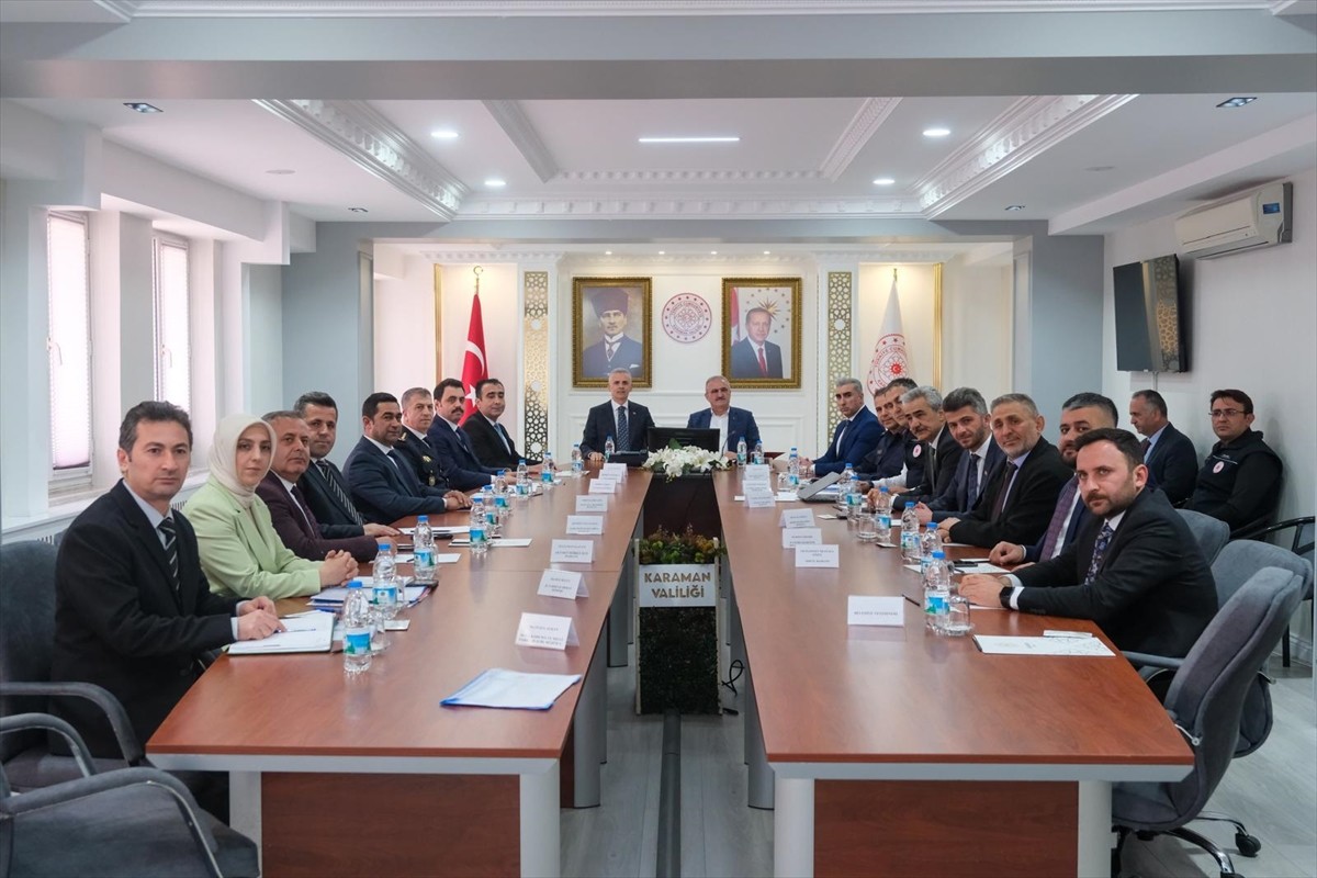 İçişleri Bakan Yardımcısı Münir Karaloğlu, Karaman'da, Vali Mehmet Fatih Çiçekli'yi makamında...