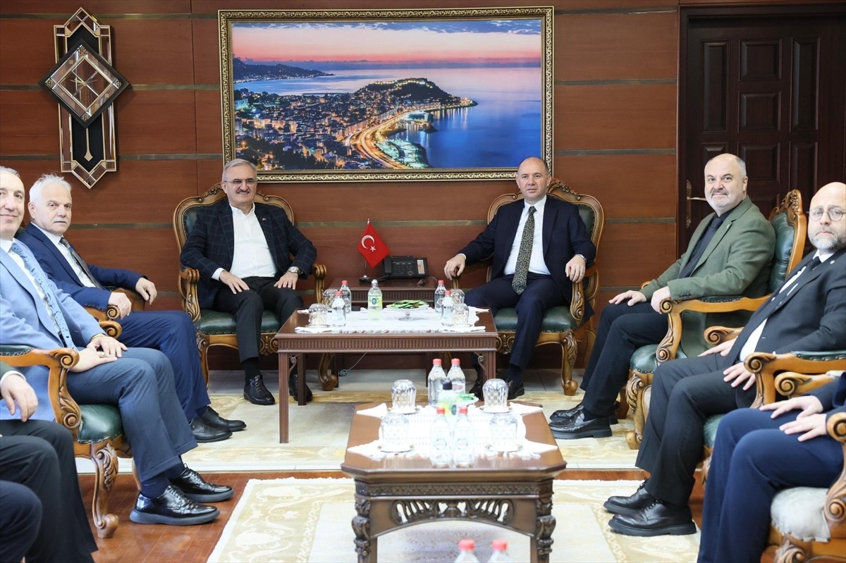 İçişleri Bakan Yardımcısı Münir Karaloğlu (ortada), Giresun'da ziyaret ve incelemelerde bulundu....