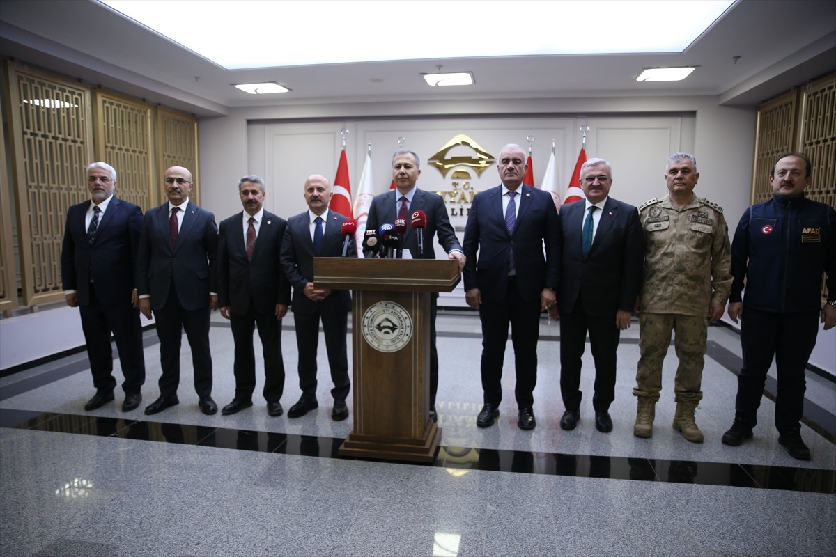 İçişleri Bakanı Ali Yerlikaya (ortada), Adıyaman Valiliği ziyaretinin ardından açıklamada bulundu....