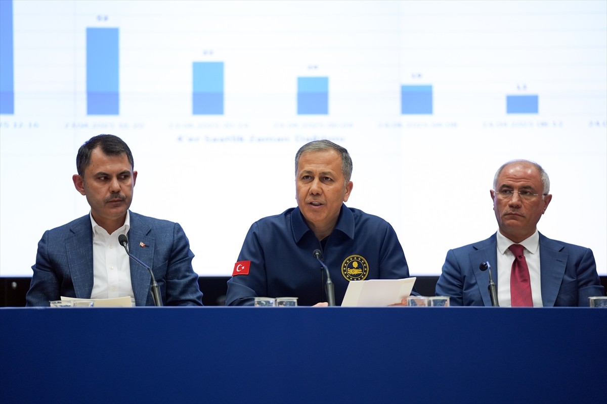 İçişleri Bakanı Ali Yerlikaya (ortada), Hasdal'daki İstanbul İl Afet ve Acil Durum Müdürlüğünde...