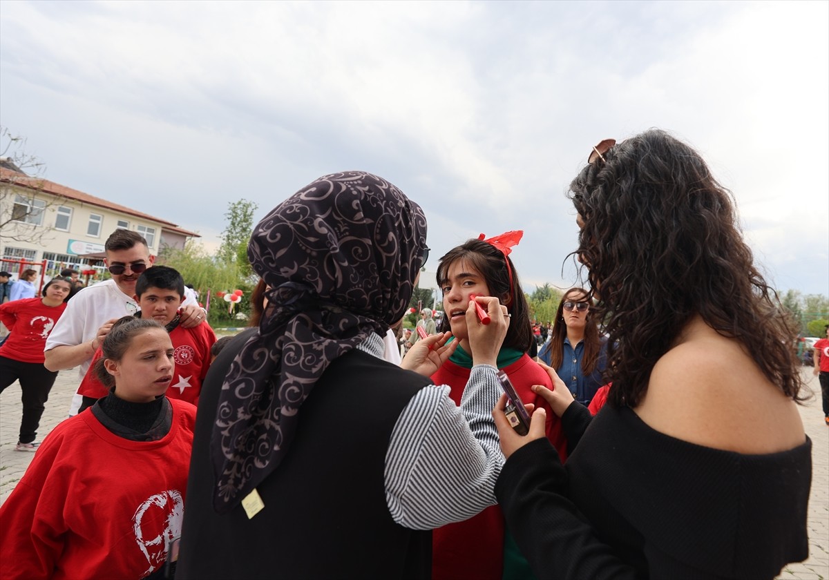 Iğdır'da eğitim gören özel gereksinimli çocuklar, 23 Nisan Ulusal Egemenlik ve Çocuk Bayramı'nı...