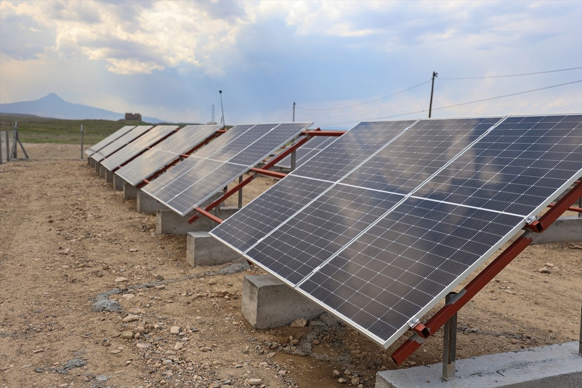 Iğdır'da kurulan Güneş Enerjisi Santrali (GES) sayesinde asfalt tesisinin enerji ihtiyacı...