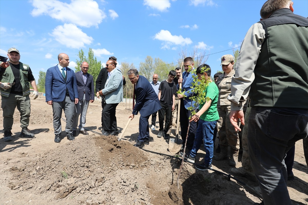 Iğdırlı hayırsever Birsen Aktaş'ın talebiyle 50 dönümlük kurak alanda 400 fidan dikilerek hatıra...