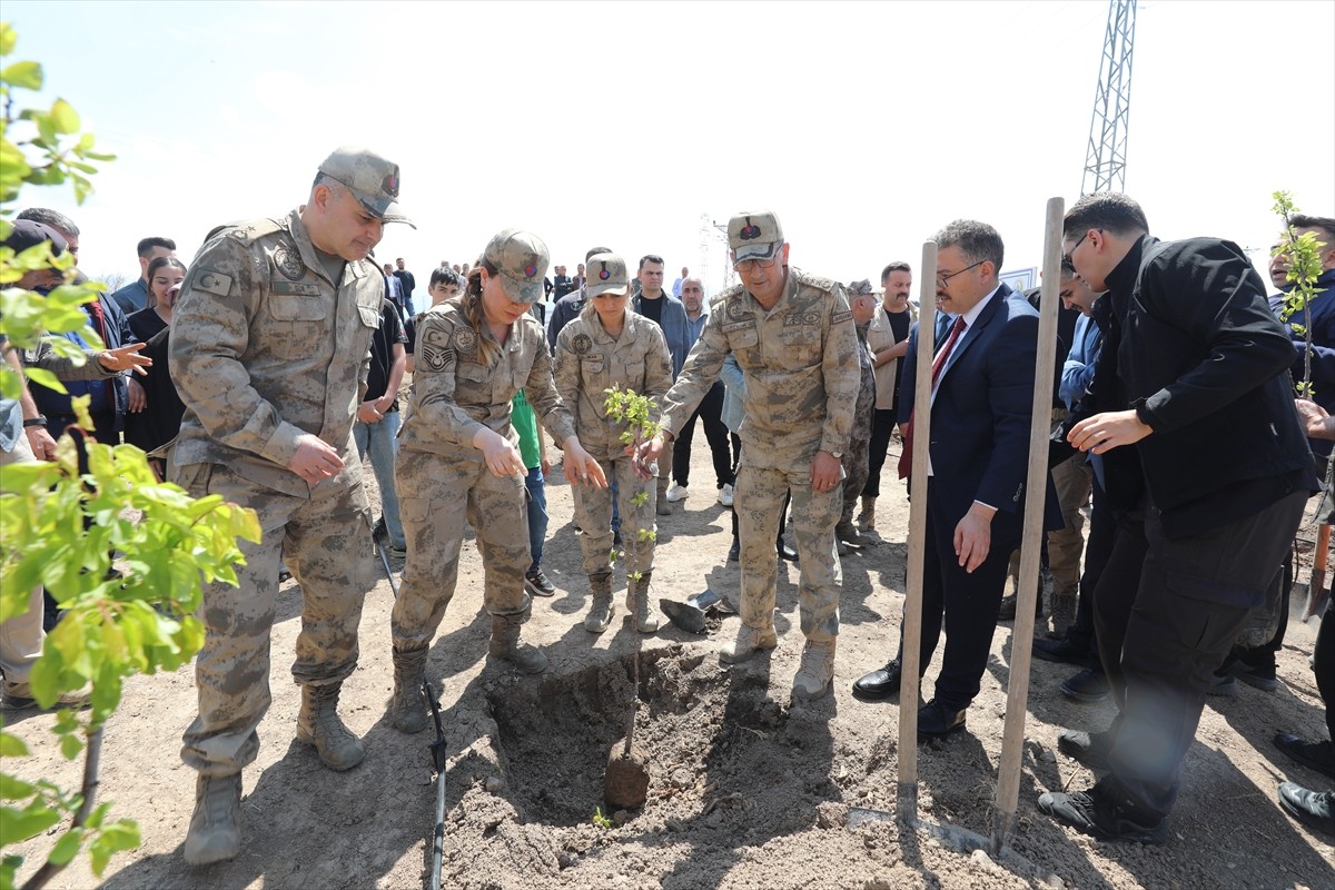 Iğdırlı hayırsever Birsen Aktaş'ın talebiyle 50 dönümlük kurak alanda 400 fidan dikilerek hatıra...