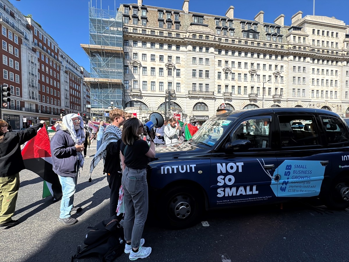 İngiltere'de Filistin yanlısı eylemleriyle tanınan Youth Demand grubu, Gazze'de ateşkes çağrısı ve...