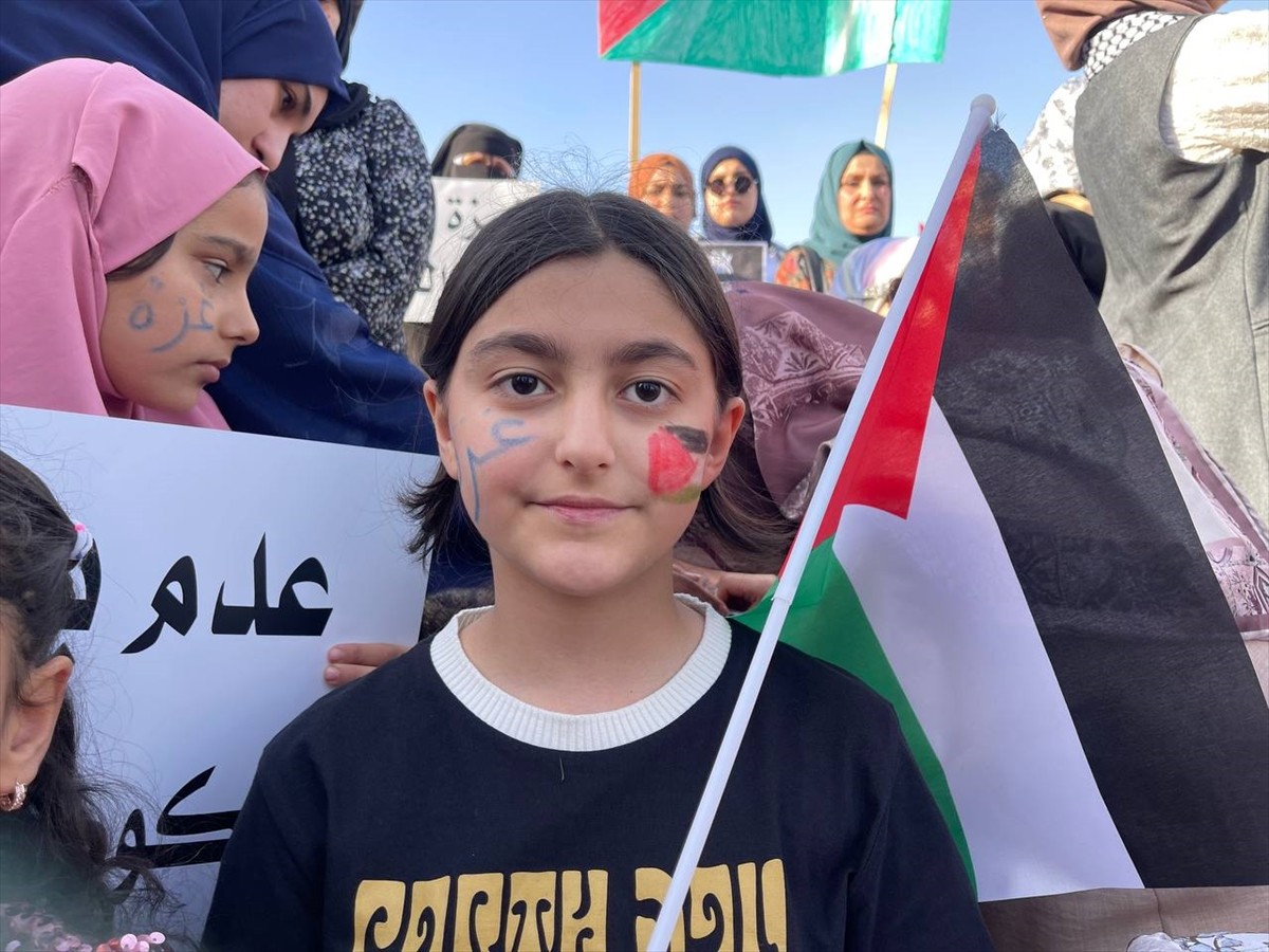 Irak'ın Kerkük kentinde yüzlerce kişi, Gazze'ye destek gösterisi düzenledi. Kerkük'teki Arafa...