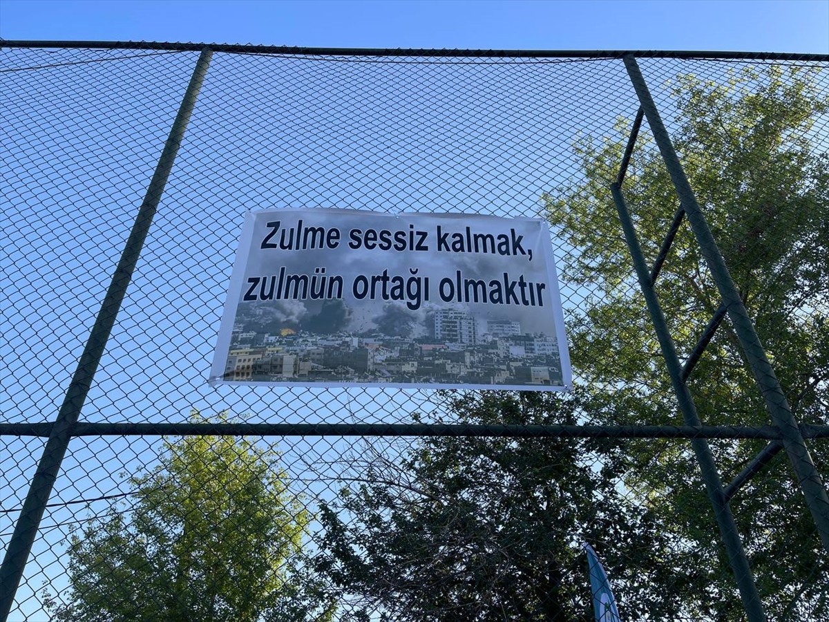 Irak'ın Kerkük kentinde yüzlerce kişi, Gazze'ye destek gösterisi düzenledi. Kerkük'teki Arafa...