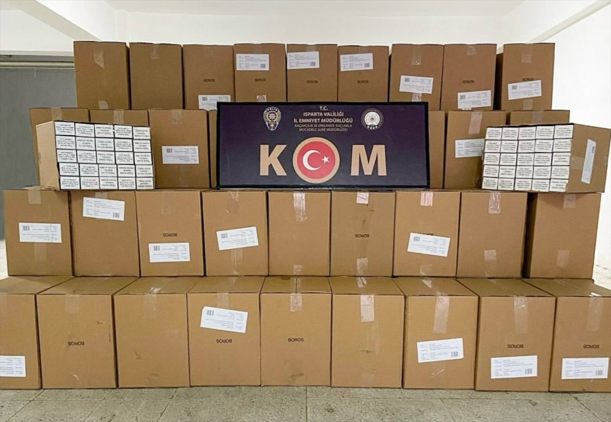 Isparta'da düzenlenen operasyonda, 1 milyon bandrolsüz boş makaron ele geçirildi.