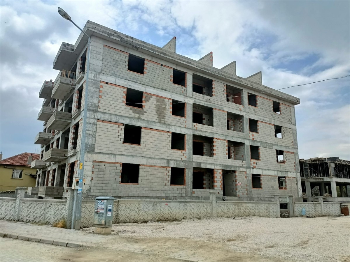 Isparta'nın Şarkikaraağaç ilçesinde inşaattaki asansör boşluğuna düşen işçi yaşamını...