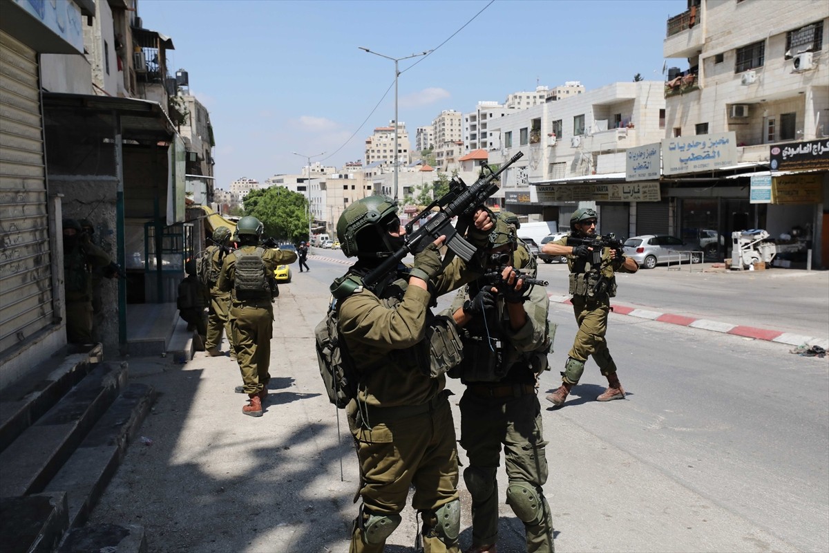 İsrail askerleri, işgal altındaki Batı Şeria'nın Tubas, Nablus, Beytüllahim, Ramallah, Cenin, El...