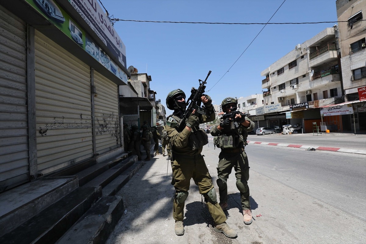 İsrail askerleri, işgal altındaki Batı Şeria'nın Tubas, Nablus, Beytüllahim, Ramallah, Cenin, El...