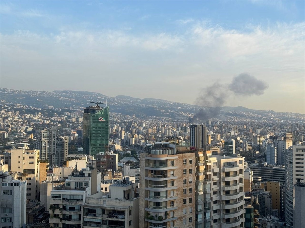 İsrail savaş uçakları, Beyrut'un güneyinde yer alan el-Hades Mahallesi'ndeki bir binayı tahliye...