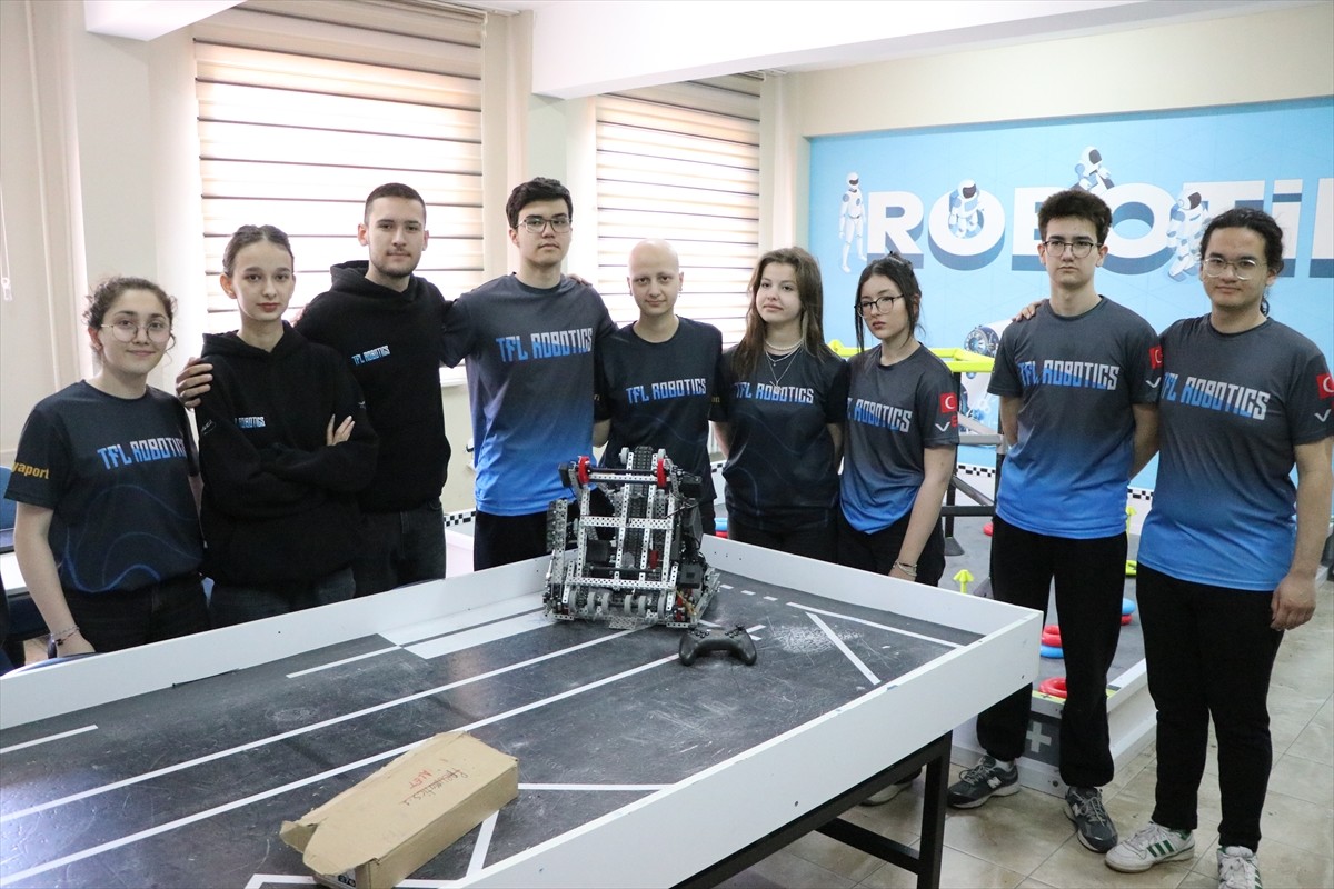İstanbul'da düzenlenen "VEX Robotics Türkiye Şampiyonası"nda tasarladıkları robotla turnuvanın en...