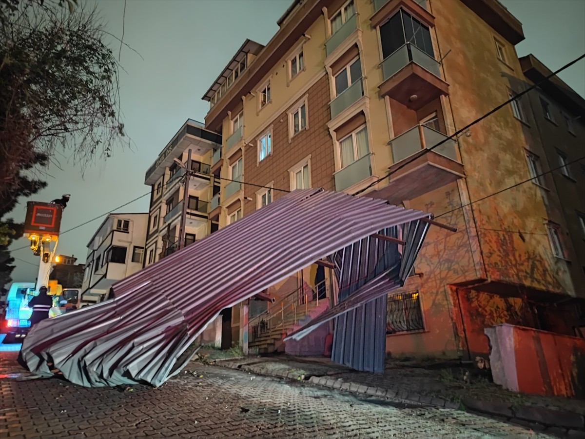 İstanbul'da etkili olan sağanak ve fırtına nedeniyle bazı evlerin çatıları uçtu, ağaçlar yola...