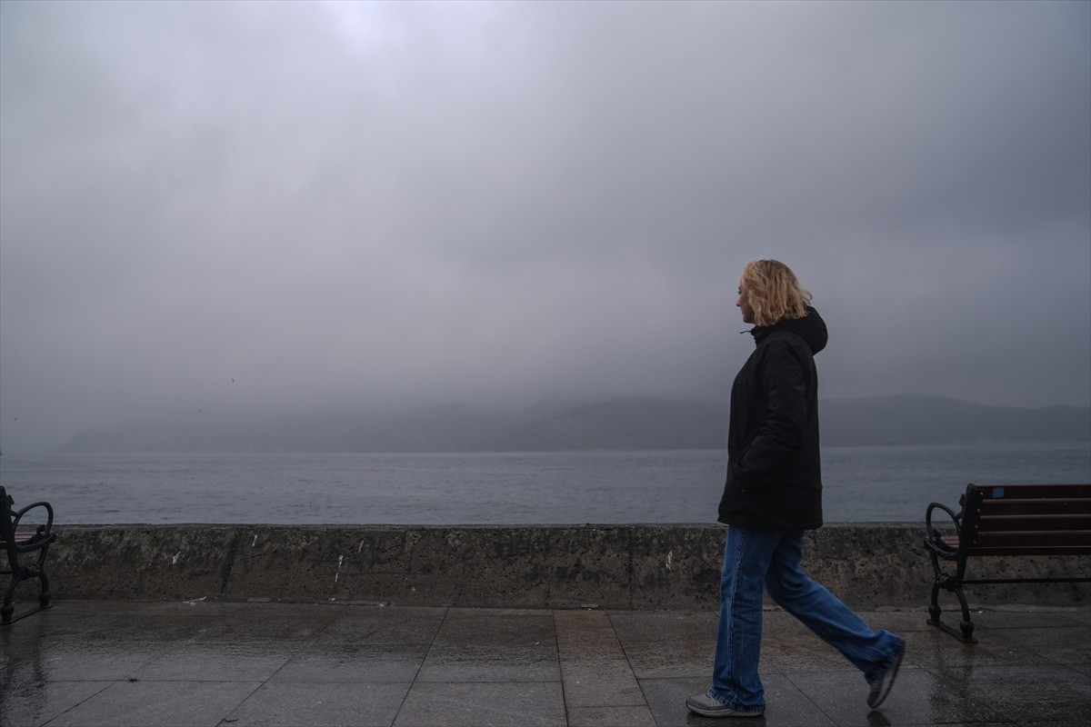 İstanbul'da hava sıcaklığının düşmesiyle etkili olan sis, 15 Temmuz Şehitler Köprüsü ve boğaz...