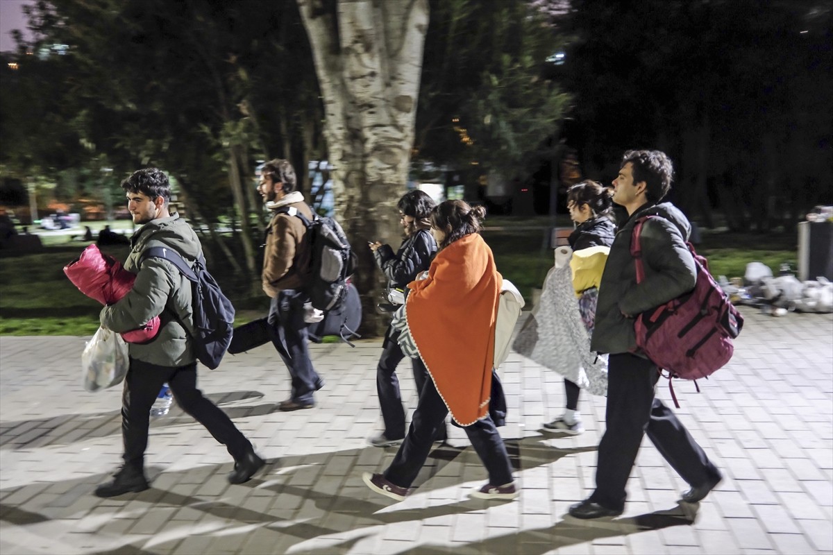 İstanbul'da meydana gelen 6,2 büyüklüğündeki deprem nedeniyle panikle evlerinden çıkan...