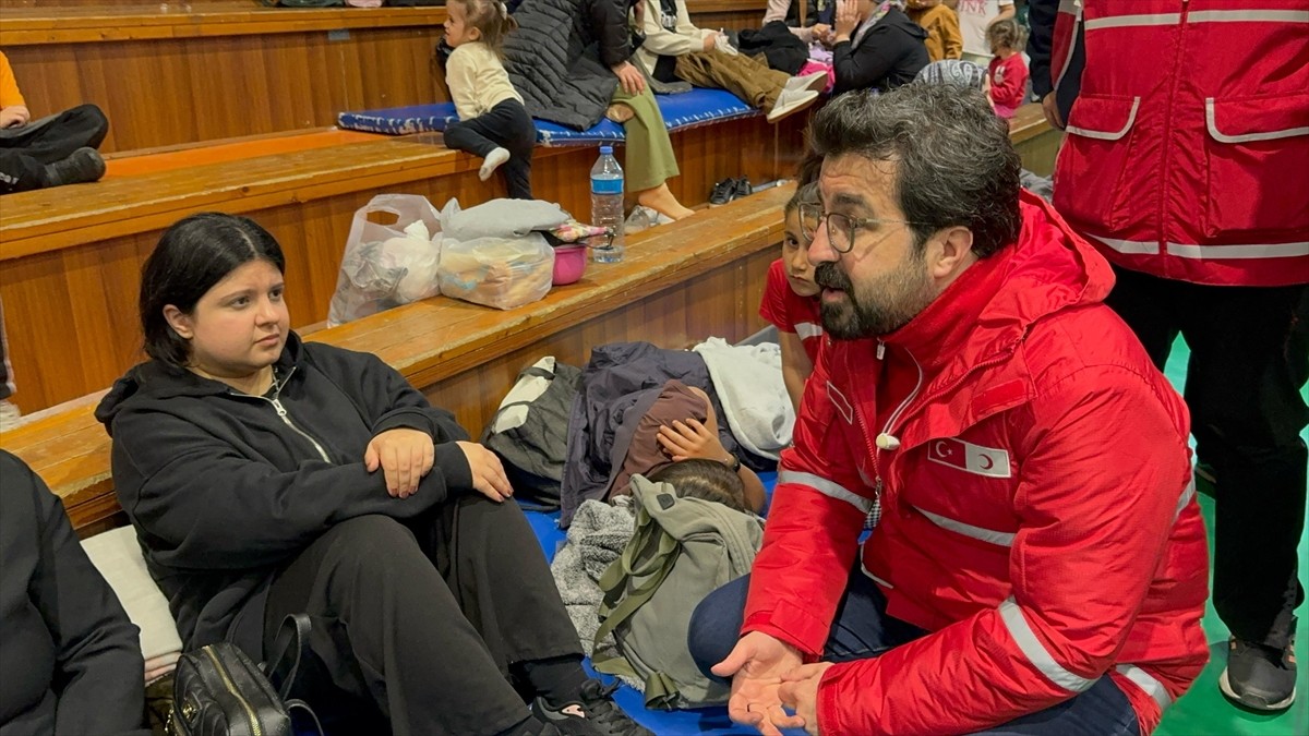 İstanbul'da meydana gelen depremin ardından bazı vatandaşlar, geceyi belediyelerin spor salonları...