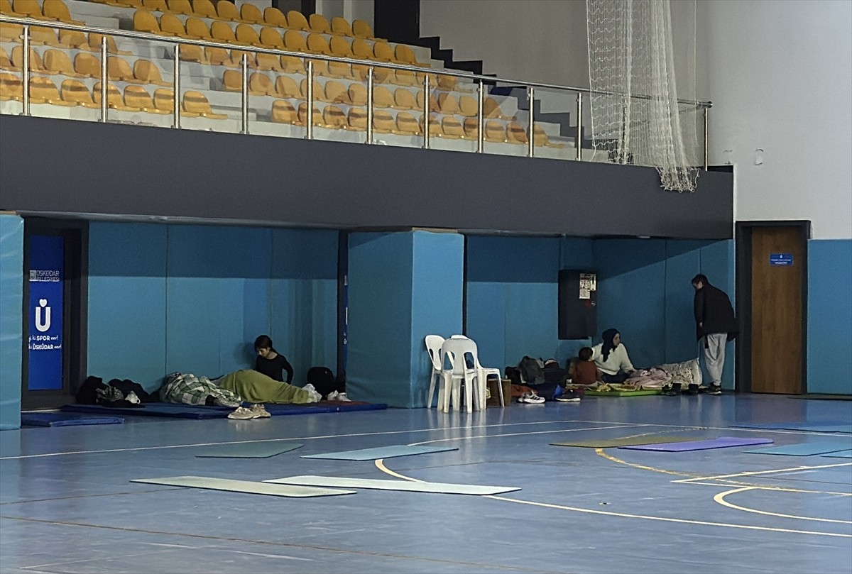 İstanbul'da meydana gelen depremin ardından evlerine girmek istemeyen bazı vatandaşlar, bu geceyi...