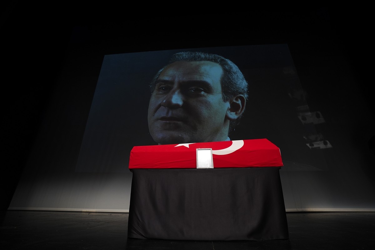 İstanbul'da önceki gün 80 yaşında hayatını kaybeden oyuncu, yönetmen ve yazar Ahmet Levendoğlu...