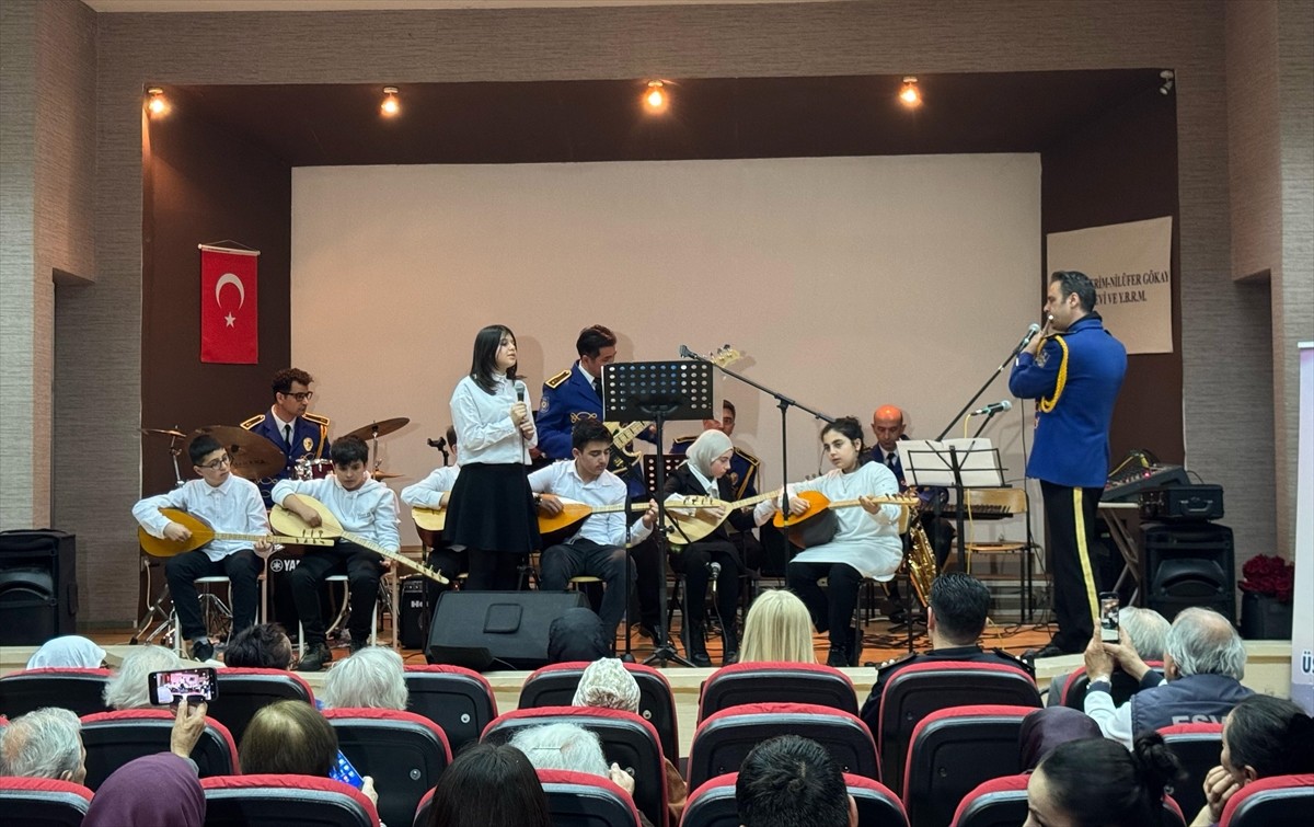 İstanbul Emniyet Müdürlüğü bünyesindeki Polis Bandosu ve ortaokul öğrencileri, "Polis Haftası"...